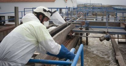 Un operario, en la depuradora de Barbate (Cádiz).