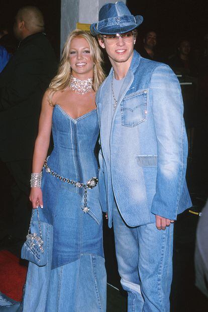 Britney Spears y Justin Timberlake - Ellos son los padres de los looks Y2K a conjunto. A principios de los 2000, los que fueran la pareja del momento se presentaron en los American Music Awards vestidos de tejido vaquero de arriba abajo. El llamado canadian tuxedo o esmoquin canadiense encontró en ellos a sus mejores embajadores y, desde entonces, su imagen es ineludible cuando se habla de los total look denim que, de cuando en cuando, regresan a las pasarelas. La suya es una de las instantáneas definitorias de la historia reciente de la cultura pop.