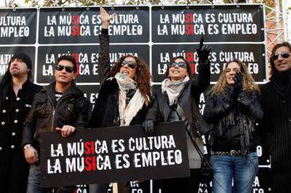 Txus di Fellatio, David de María, Rosario, Chenoa, María Toledo y Antonio Carmona, en una manifestación contra la <i>piratería</i>.