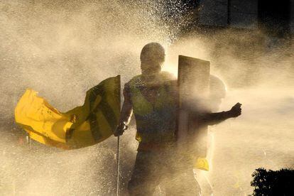 Un cañón de agua es utilizado por la policía francesa durante una manifestación de 'chalecos amarillos' en Burdeos, el 23 de febrero de 2019. 