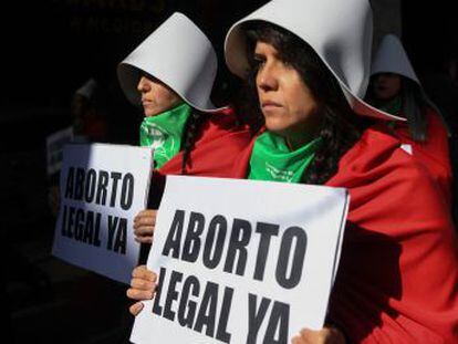 Cada minuto y medio una mujer interrumpe su embarazo en Argentina, pese a ser un delito penado con hasta cuatro años. El Senado debate esta semana su legalización