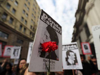 Manifestantes recuerdan con pancartas a los desaparecidos tras el golpe chileno durante una protesta frente a la casa de gobierno.