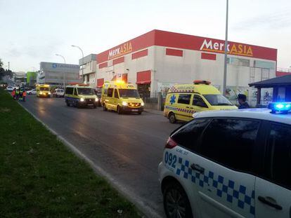 Varias ambulancias y coches policiales trabajan en la zona acordonada.