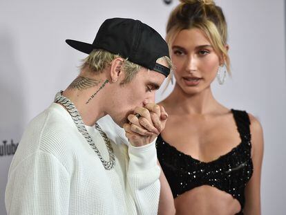 Justin Bieber besa la mano de su esposa, Hailey, en la presentación de su nuevo documental.