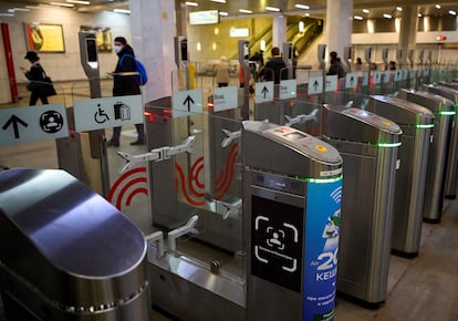 Los nuevos tornos del metro de Moscú están equipados con sistemas de reconocimiento facial. En la imagen, un cartel informa en uno de ellos en la estación de Turgenevskaya que el sistema está disponible.