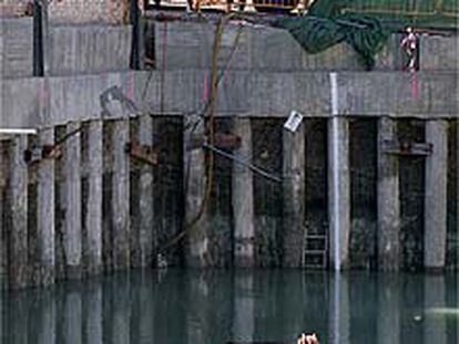 Una de las excavadoras empleadas en las obras del garaje, cubierta por el agua.