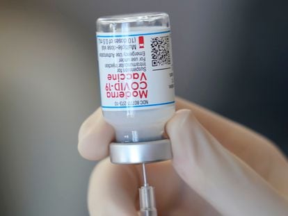 Personal sanitario prepara una dosis de la vacuna Moderna en Estados Unidos.