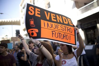 Una manifestante levanta un cartel durante la huelga de estudiantes en Sevilla. 