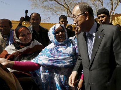 Ban Ki-moon escucha a una refugiada saharaui en el campo de refugiados de Sahrawi, en el sur de Argelia.