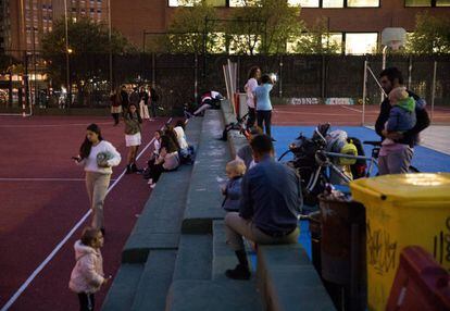 Adolescentes, padres y niños comparten las instalaciones deportivas remodeladas el año pasado.