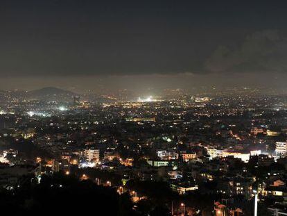 Nube de contaminaci&oacute;n sobre el noroeste de Atenas.