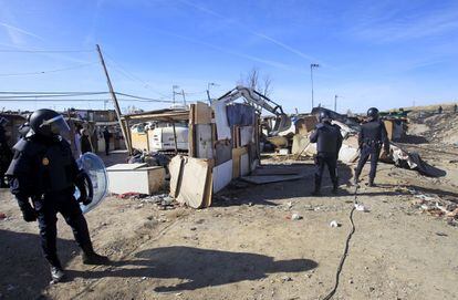 Hacía dos años que las máquinas excavadoras no entraban en la zona más mísera de la Cañada Real Galiana. En la foto, imagen del poblado, con la excavadora al fondo.