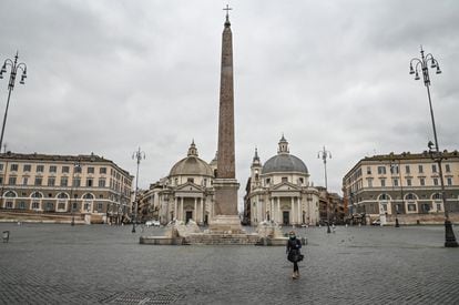 Una mujer pasea ayer por una desierta Piazza del Poppolo, en Roma.