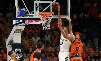 Tavares machaca ante Abalde