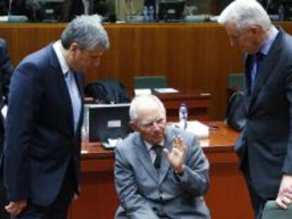 El ministro de Econom&iacute;a de Austria, Michael Spindelegger, (a la izquierda), junto al comisario europeo de Mercado Interior, Michel Barnier, (derecha) y el ministro de Finanz&aacute;s alem&aacute;n, Wolfgang Schaeuble.