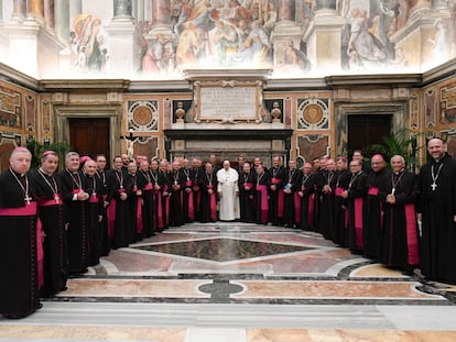 El papa Francisco posa junto a los obispos de Colombia en la Santa Sede.