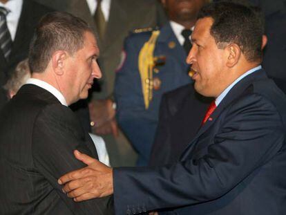 Hugo Chávez (derecha) recibe a Igor Sechin, viceprimer ministro ruso, el pasado septiembre en Caracas.