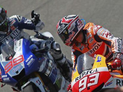 Lorenzo recrimina a Márquez su adelantamiento. 