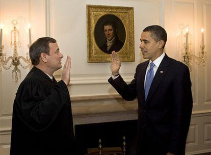 Barack Obama repite su juramento ante John Roberts.