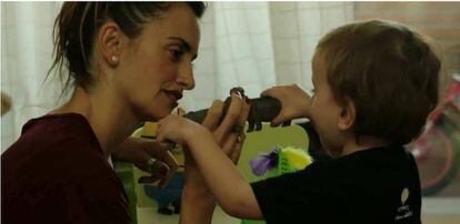 Penélope Cruz en el documental 'Soy Unoentrecienmil', en favor de la investigación de la leucemia infantil.