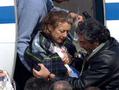 Giuliana Sgrena, a su llegada al aeropuerto romano de Ciampino, tras ser liberada de su secuestro en Irak.