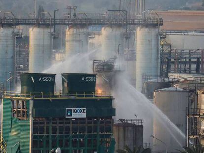 Trabajos de extinción, este miércoles. En vídeo, la industria química está convencida de que reaccionaron bien a la explosión.