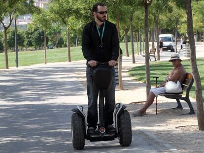 El reportero a los mandos de un segway.