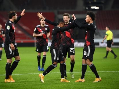 Los jugadores del Bayern celebran un gol ante el Stuttgart
