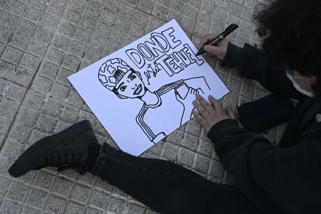 Un manifestante prepara un cartel para la protesta contra la transfobia, el 31 de marzo.