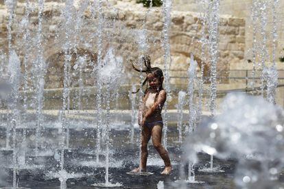 Una niña juega con los chorros de una fuente en la ciudad de Jerusalén (Israel). Una ola de calor sacude Israel con temperaturas que alcanzaron los 45ºC.