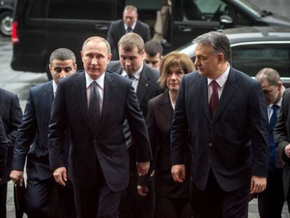 El presidente ruso Vladimir Putin junto a su anfitri&oacute;n y primer ministro h&uacute;ngaro, Viktor Orban, en Budapest este jueves.