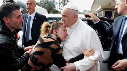 El Papa consuela a unos padres, este sábado.
