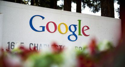 El logo de Google, ante su sede en Mountain View.