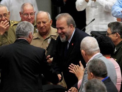 Marrero saluda a Díaz-Canel.