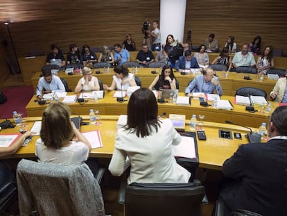 Una panor&aacute;mica de la comisi&oacute;n parlamentaria que ha investigado el accidente de metro.