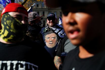 Un seguidor de Trump con una camiseta de Tucker Carlson el 7 de noviembre de 2020, poco después de las elecciones que dieron la victoria a Joe Biden.