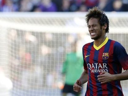 Neymar se lamenta durante el partido.