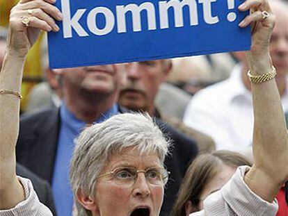 Un simpatizante de la CDU porta el cartel "Rütgers viene!", en alusión a su candidato.
