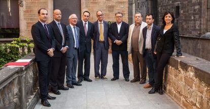 Reuni&oacute;n de alcaldes y responsables de cultura de diez municipios catalanes, con Jaume Ciurana a la cabeza (4i) que reclaman al Ministerio que se les devuelvan sus papeles del Archivo de Salamanca. 
