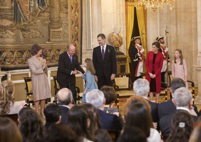 La Princesa de Asturias saluda a su abuelo, el Rey emérito, el día que Felipe VI le impuso el Toisón de Oro, el primer acto oficial de Leonor de Borbón, el 30 de enero de 2018.