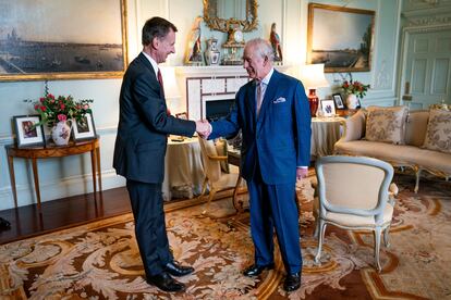El rey Carlos III recibe estas miserias en el Palacio de Buckingham de manos del ministro de Economía británico, Jeremy Hunt.