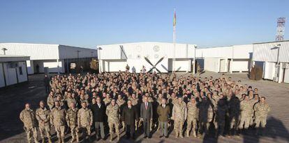 El ministro de Defensa, Pedro Morenés (con traje), junto a los soldados españoles desplegados en la base de Herat, en Afganistán.