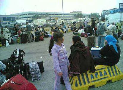 Viajeros esperan en la terminal de autobuses de Algeciras el martes.
