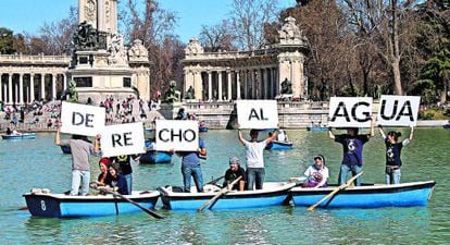 Participantes en las marchas por el derecho al agua del pasado fin de semana llevan su protesta al estanque del parque del Retiro de Madrid.
