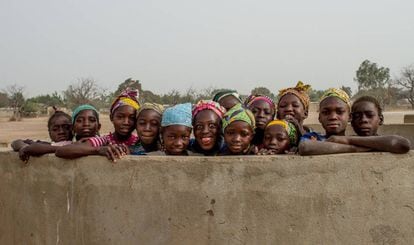 Un grupo de niñas sonríe a la cámara desde uno de los puntos de agua de Beleko, en Malí.