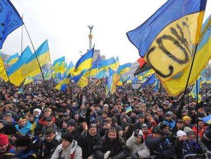 Miles de personas se manifiestan con banderas ucranias en Kiev. 