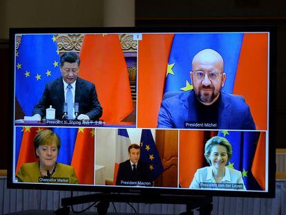 De izquierda a derecha y de arriba abajo, Xi Jinping, Charles Michel, Angela Merkel, Emmanuel Macron y Ursula von der Leyen, el pasado 30 de diciembre.