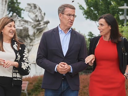 Desde la izquierda, María José Sáenz de Buruaga, presidenta del PP en Cantabria; Alberto Núñez Feijóo, líder del partido, y Gema Igual, alcaldesa de la capital cantabra, a su llegada a la Junta Directiva regional, en el Hotel Bahía de Santander, este miércoles.