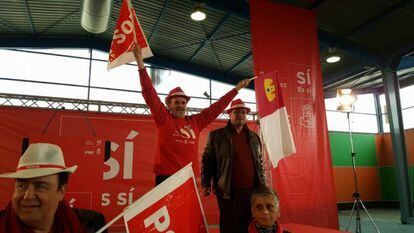 Antonio Castañeda ondea la bandera del PSOE y de Castilla-La Mancha en un acto de Pedro Sánchez.