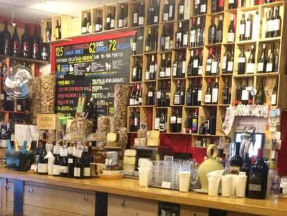 Interior de la bodega madrileña Vides.